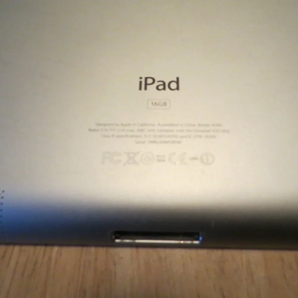 Apple iPad 2nd Gen Silver A1395 16GB Wi-Fi MC769LL/A 9.7